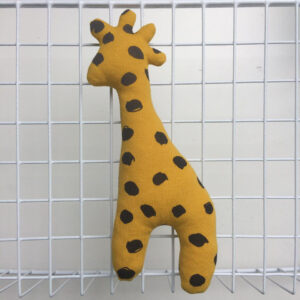 Giraffe accessoire voor baby met piepertje in het okergeel met zwarte dots