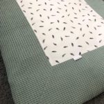 Boxkleed met oudgroene wafelstof en veren