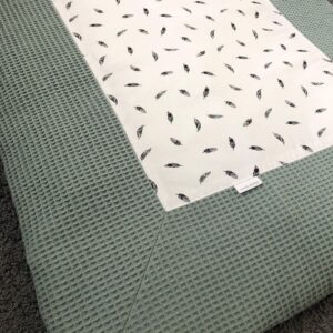 Boxkleed met oudgroene wafelstof en veren