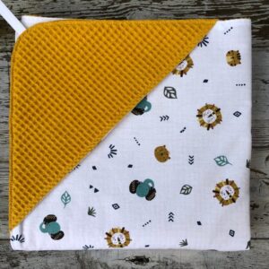 Omslagdoek in het okergeel met jungle dieren.
