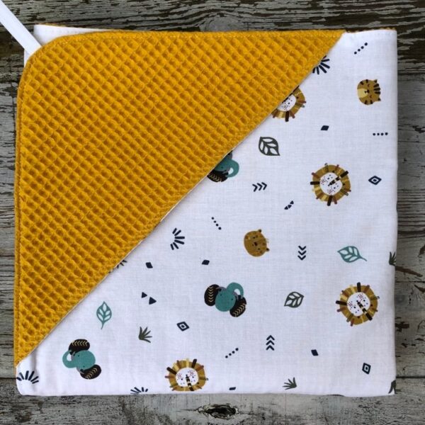 Omslagdoek in het okergeel met jungle dieren.