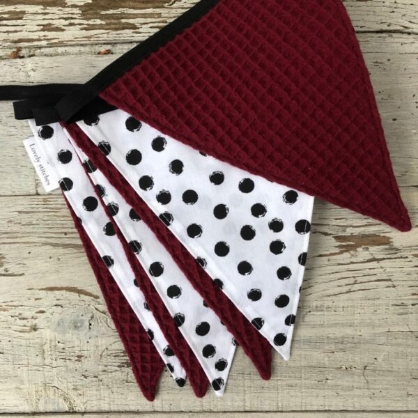 Vlaggenlijn dots bordeaux rood