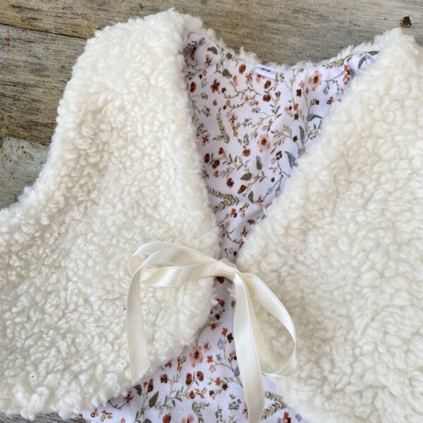 Baby gilet naturel teddystof met kleine bloemetjes