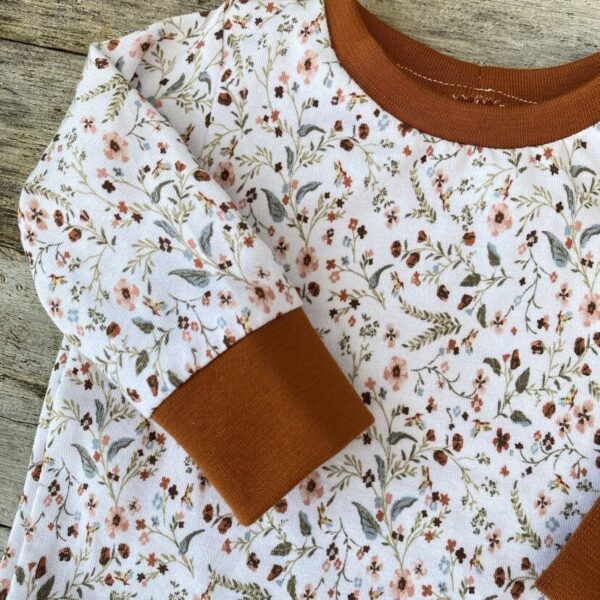 Baby longsleeve kleine bloemetjes detail