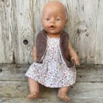 Poppenkleertjes jurkje met bloemetjes en teddy gilet