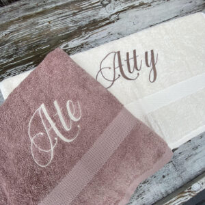 Handdoeken met naam geborduurd in de kleuren pinkstone en off white