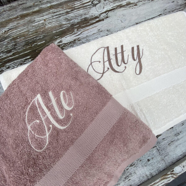 Handdoeken met naam geborduurd in de kleuren pinkstone en off white