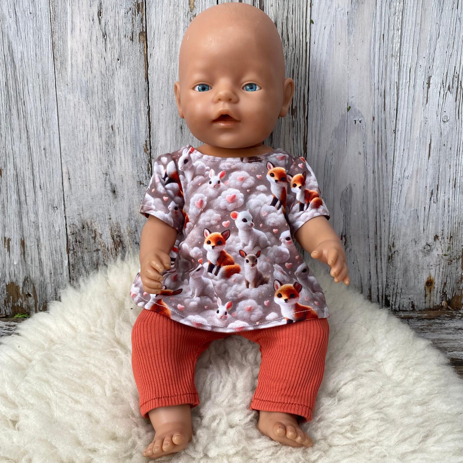 Poppenkleertjes – Tuniekje met vosjes & konijnen + ribbroekje terracotta - vooraanzicht