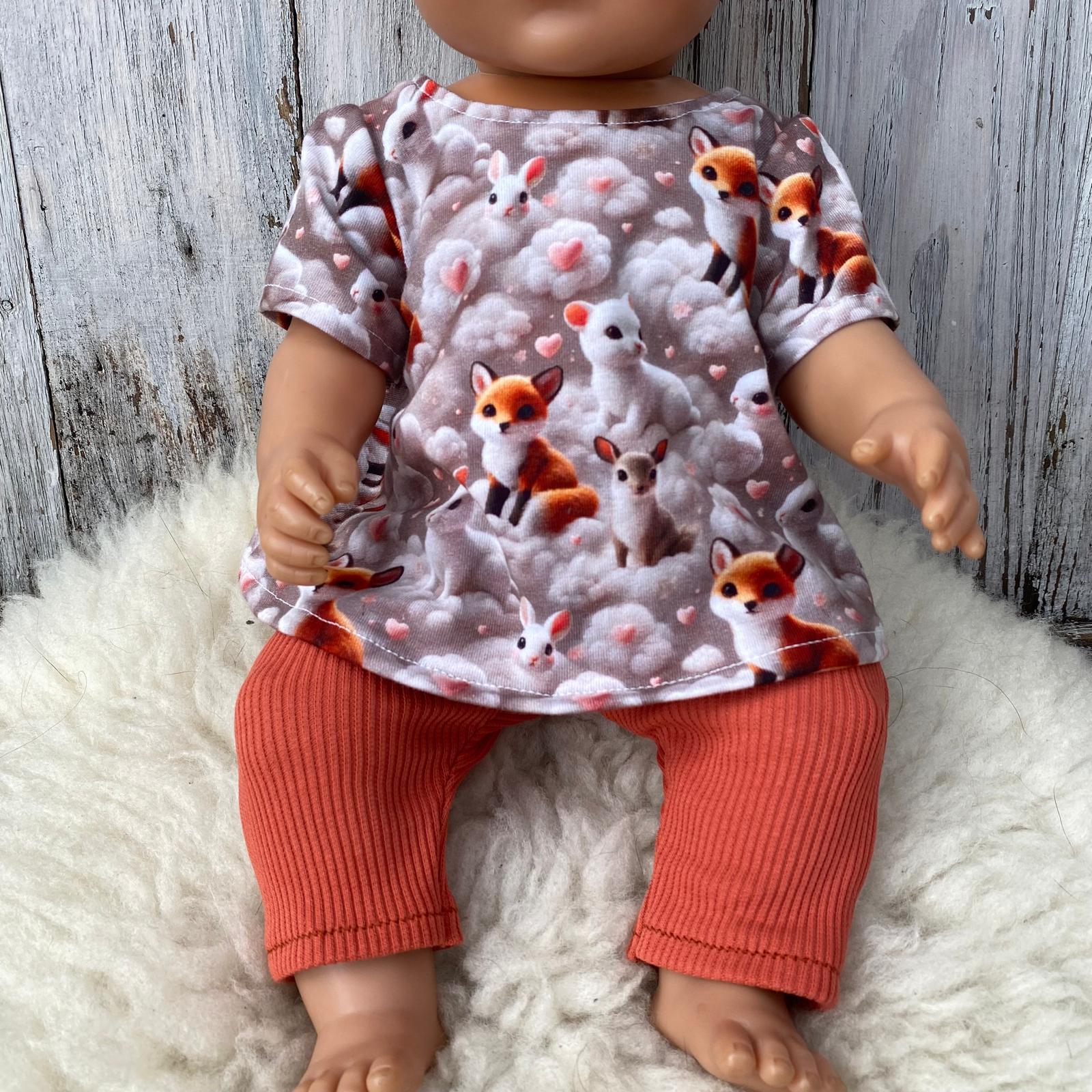 Poppenkleertjes – Tuniekje met vosjes & konijnen + ribbroekje terracotta - detail