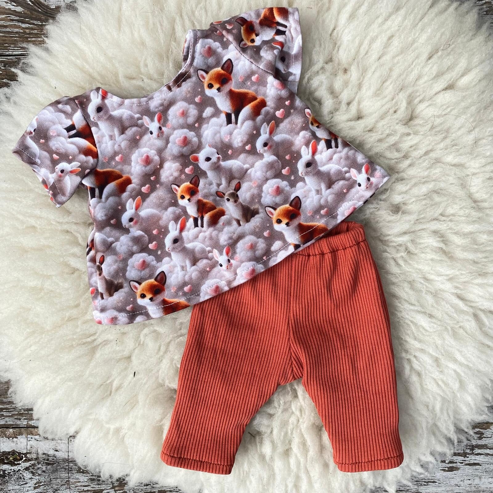 Poppenkleertjes – Tuniekje met vosjes & konijnen + ribbroekje terracotta - overzicht