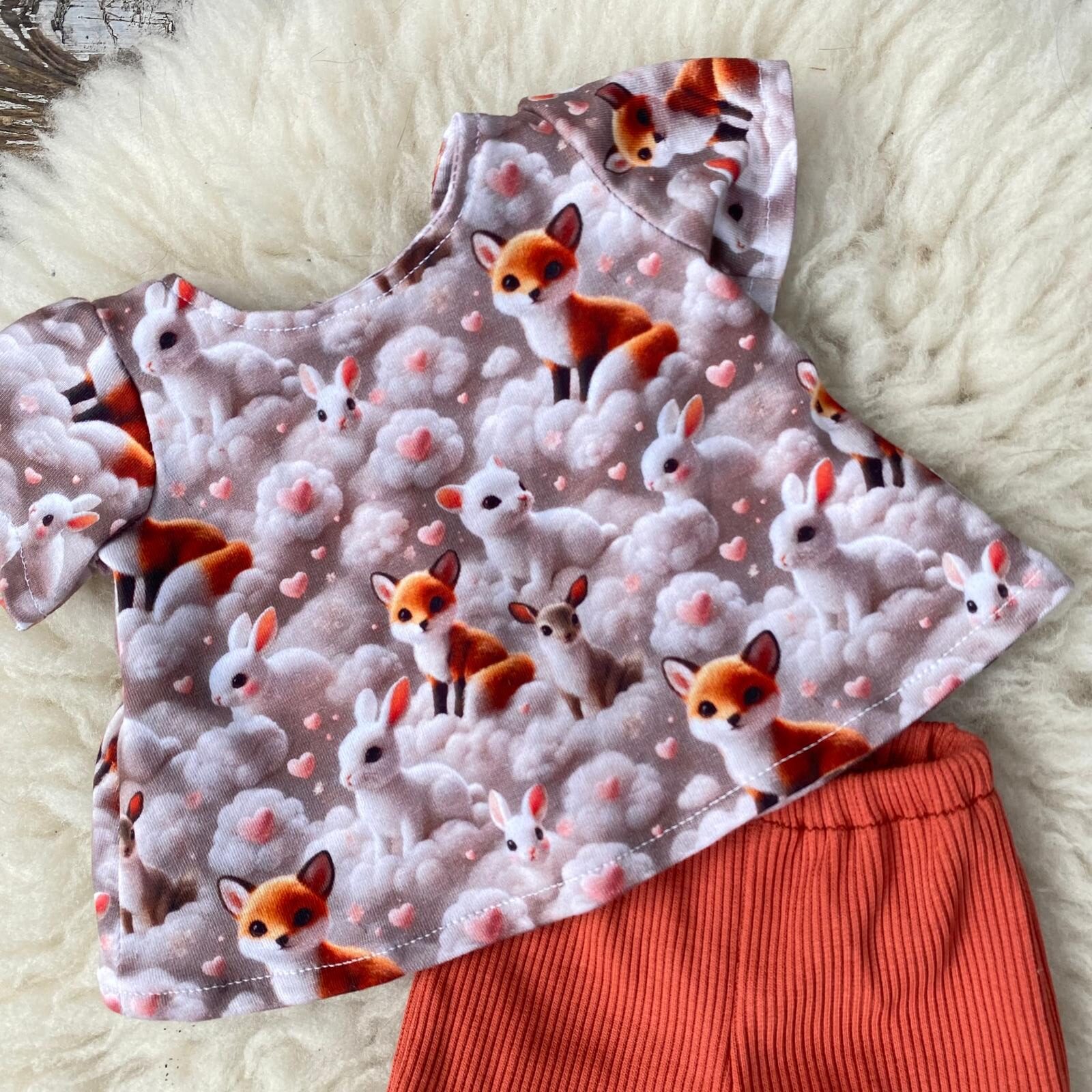 Poppenkleertjes – Tuniekje met vosjes & konijnen + ribbroekje terracotta - detail