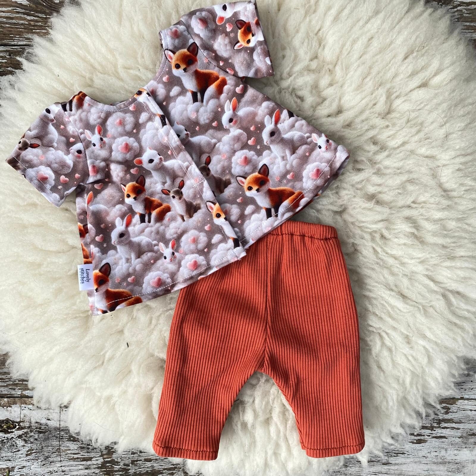 Poppenkleertjes – Tuniekje met vosjes & konijnen + ribbroekje terracotta - achterzijde