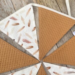 Vlaggenlijn naturel veren met camel wafelstof - vooraanzicht