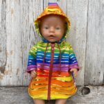 Poppenkleertjes regenboog jasje 43 cm geel oranje blauw paars groen - vooraanzicht