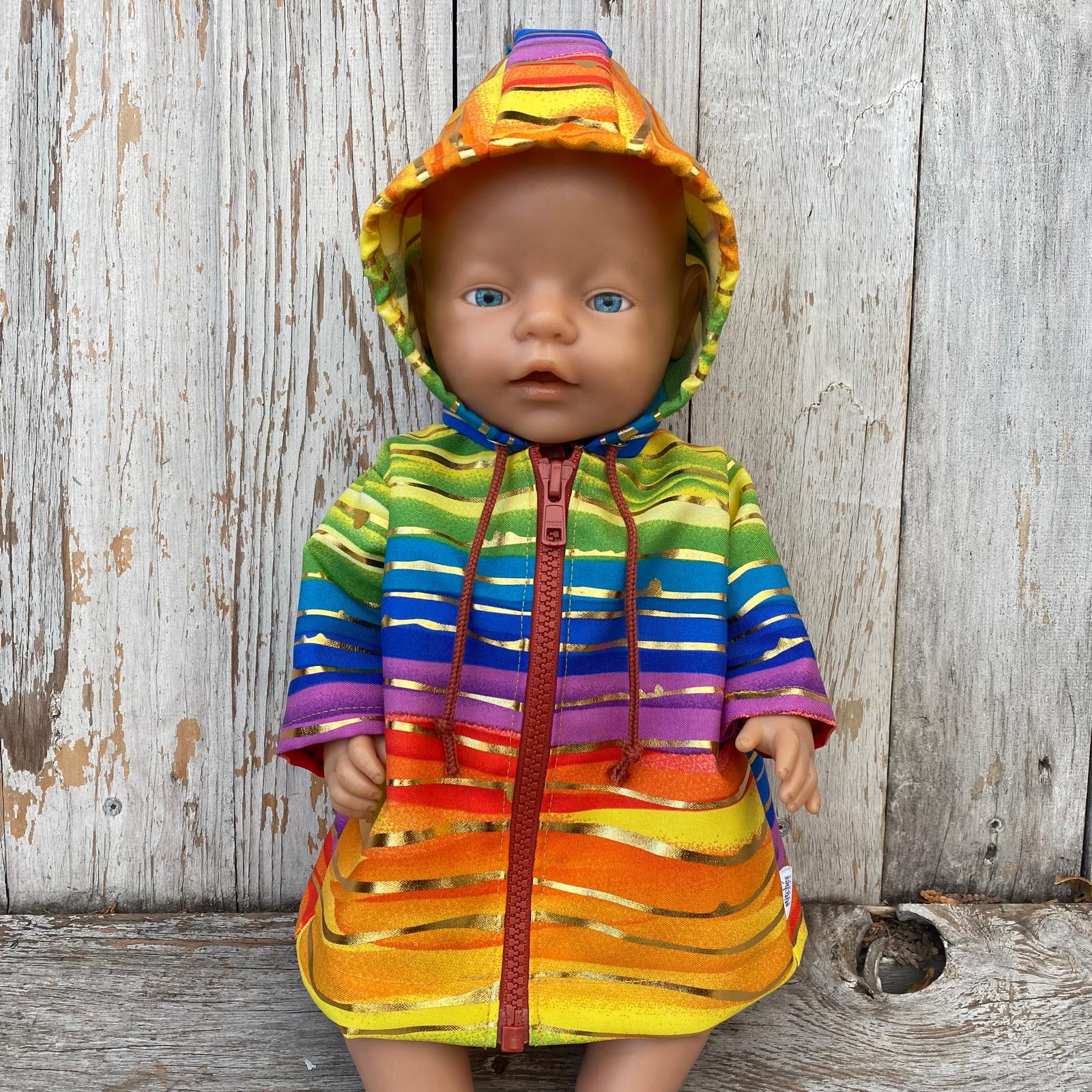 Poppenkleertjes regenboog jasje 43 cm geel oranje blauw paars groen - vooraanzicht