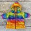 Poppenkleertjes regenboog jasje 43 cm geel oranje blauw paars groen - detail