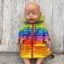 Poppenkleertjes regenboog jasje 43 cm geel oranje blauw paars groen - detail