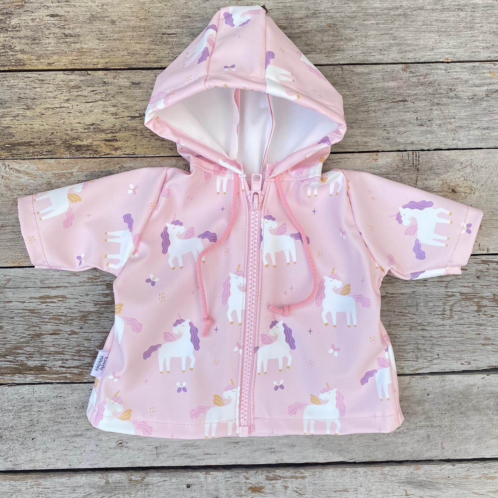 Poppenkleertjes regenjasje 43 cm lichtroze met unicorns - detail